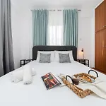 2 Bedroom Flat *
