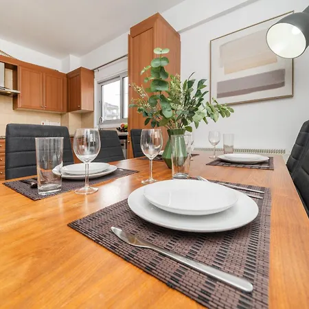 2 Bedroom Flat *