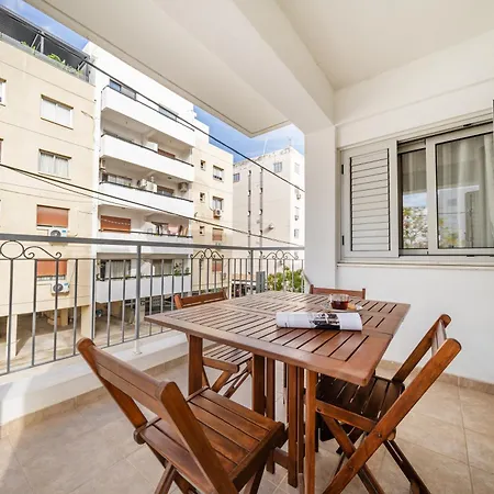 2 Bedroom Flat *
