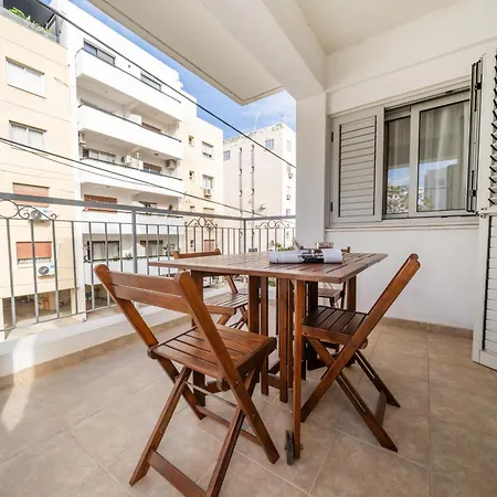 2 Bedroom Flat *