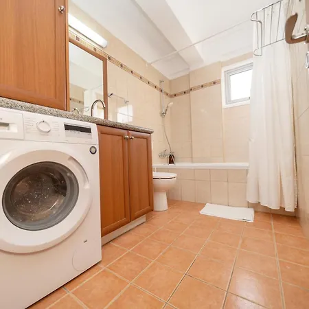 2 Bedroom Flat *