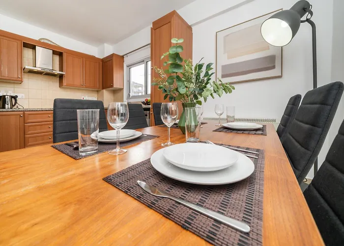 2 Bedroom Flat *